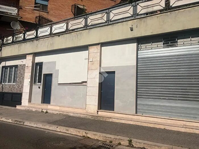 Appartamento bilocale in vendita in Via Columella, Roma