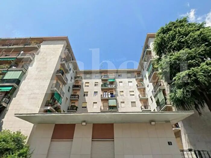 Appartamento trilocale in vendita in Via Comacchio, Milano