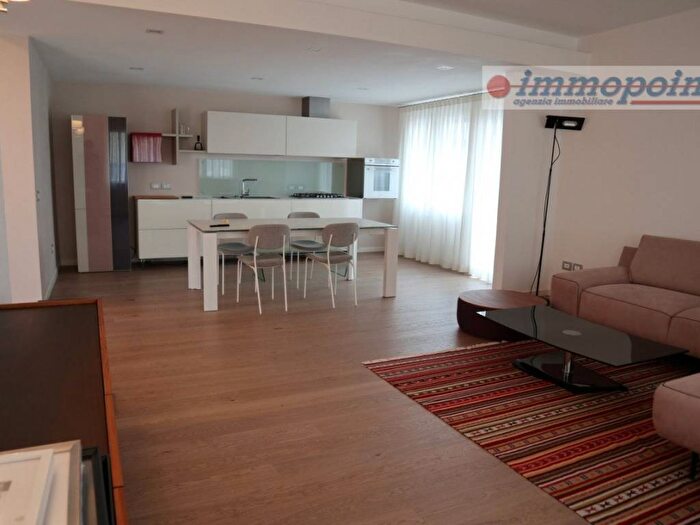 Appartamento quadrilocale in affitto in Via Bertorelle, Centro, Rosà