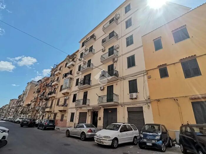 Appartamento trilocale in affitto in Via Enrico Toti, Palermo