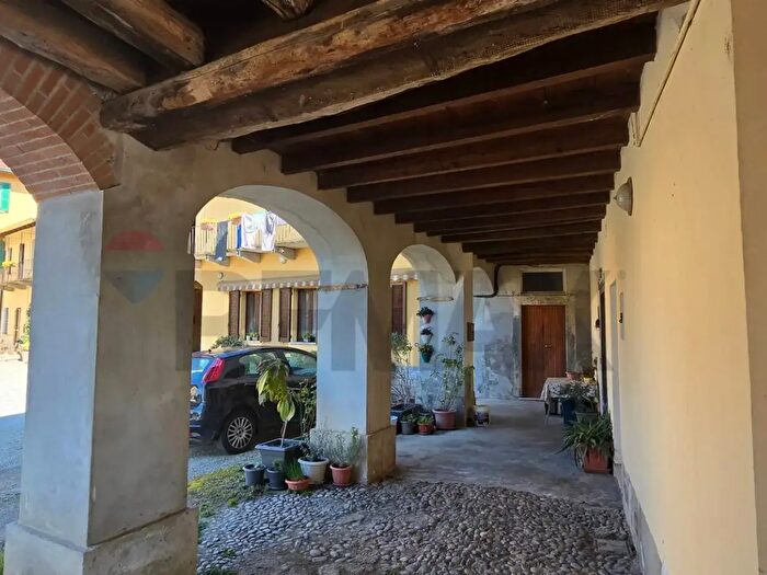 Casa con 6 locali in vendita in Via Ostizza, Montevecchia