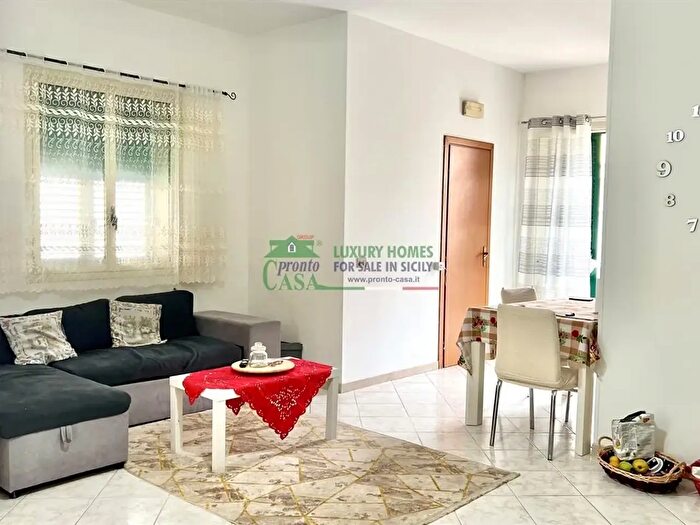 Appartamento trilocale in vendita in Via Montanara, Scicli