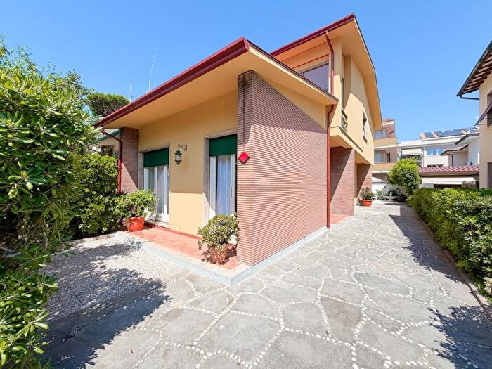 Casa con 6 locali in affitto in Via Carlo Pisacane, Marco Polo Don Bosco, Viareggio
