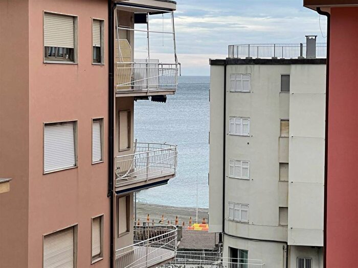Appartamento quadrilocale in affitto in Via Costantino, Spotorno