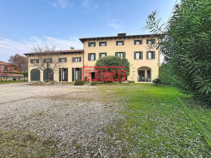 Casa con 12 locali in vendita in Paese