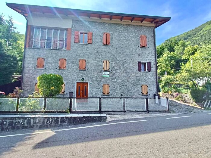 Appartamento quadrilocale in vendita in Strada Statale Stada Statale Nismozza Ventasso, Ventasso