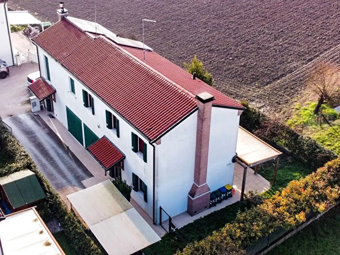 Casa con 7 locali in vendita in Via Turati, Camponogara