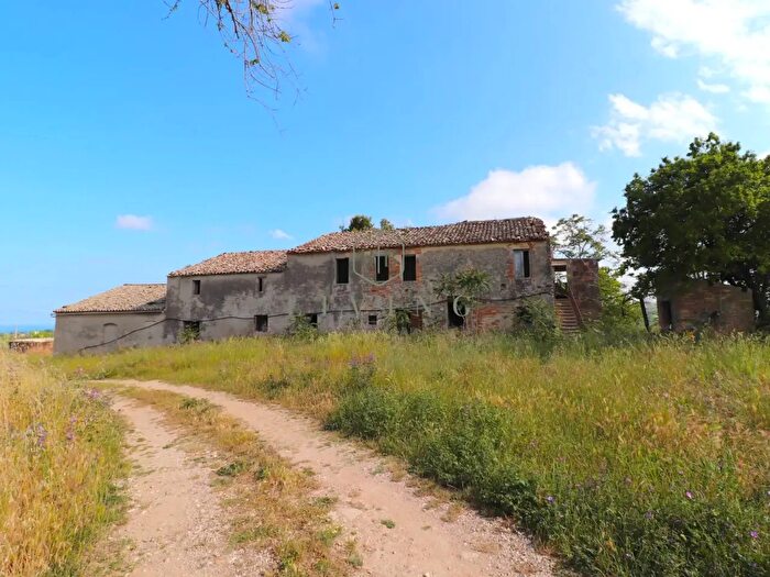 Casa con 7 locali in vendita in Cupra Marittima