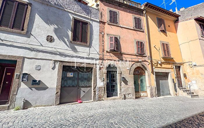 Appartamento trilocale in vendita in Via San Pietro, Viterbo