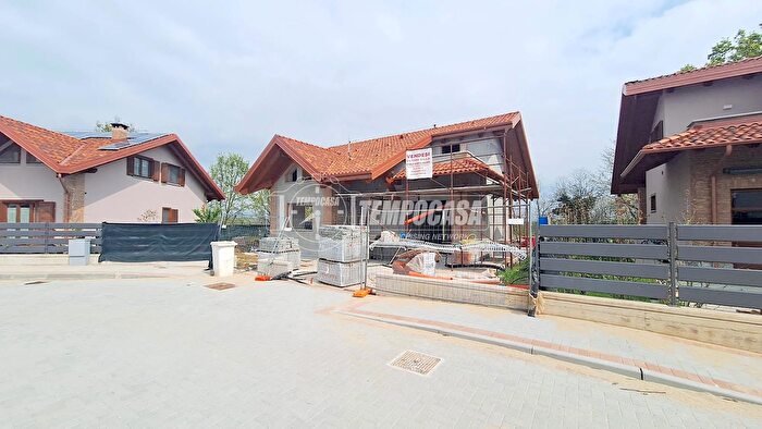 Casa con 6 locali in vendita in Via Petrarca, San Gillio