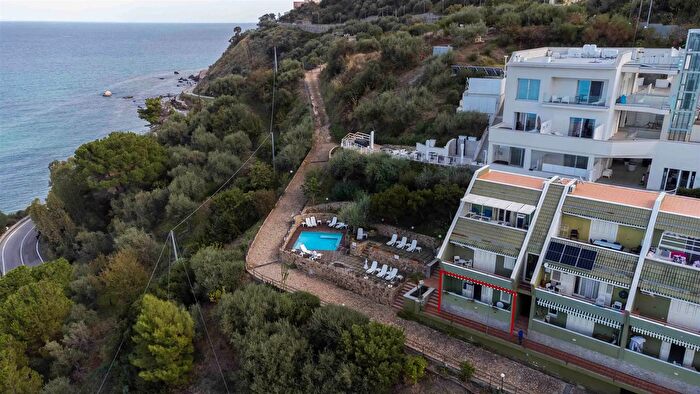 Appartamento trilocale in vendita in Via Cefalu Snc Cefalu, Cefalu