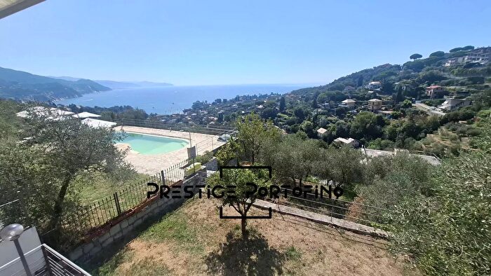 Casa con 8 locali in vendita in Rapallo