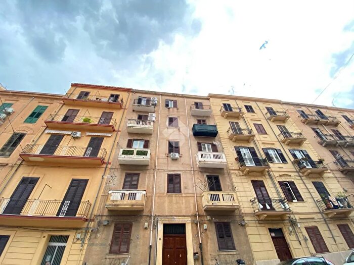 Appartamento con 5 locali in vendita in Via Paolo Emiliani Giudici, Palermo