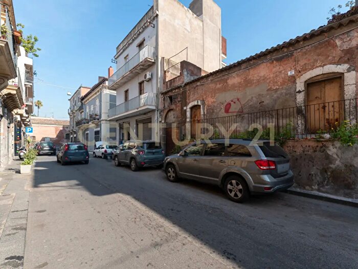 Casa quadrilocale in vendita in Via Ittar, Catania