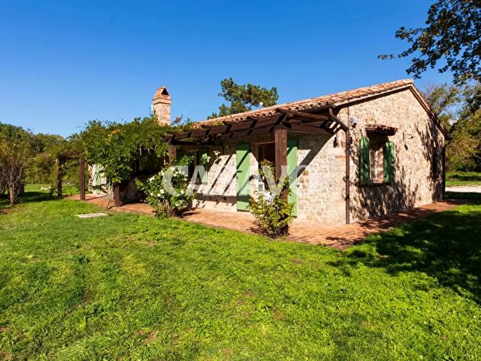 Casa con 12 locali in vendita in Todi