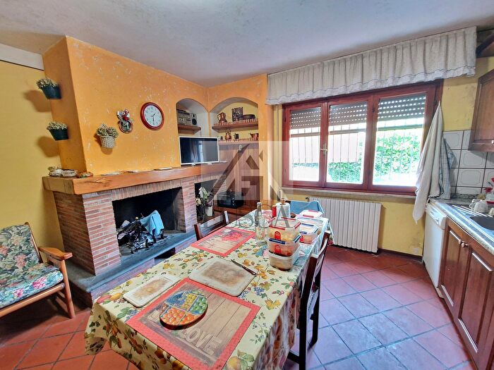 Casa con 12 locali in vendita in Via Vittorio Bachelet, Lucca