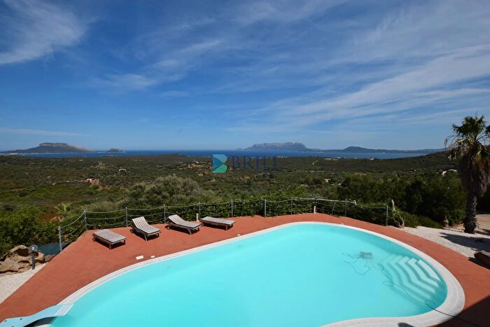 Casa con 13 locali in vendita in Olbia