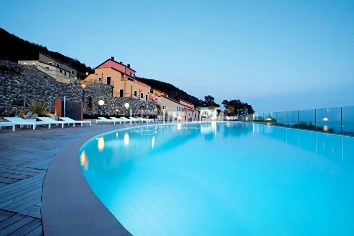 Appartamento trilocale in vendita in Via Canova, Magliolo