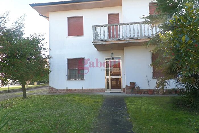 Casa con 5 locali in vendita in Via Cilea, Bondeno