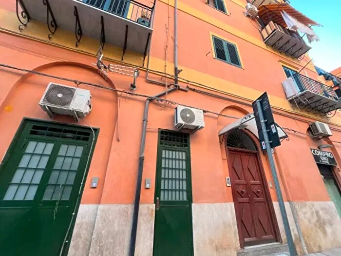 Appartamento trilocale in affitto in Via Ugo Bassi, Palermo