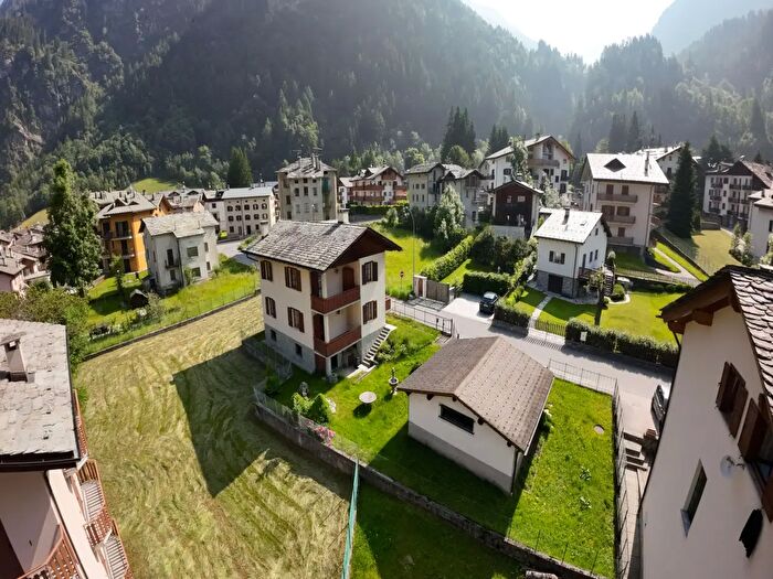 Casa con 10 locali in vendita in Via Lago Azzurro, Campodolcino