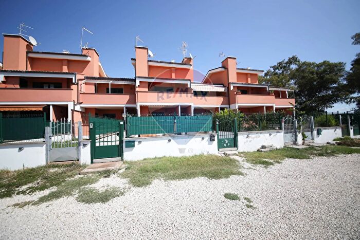 Appartamento trilocale in vendita in Via Domenico Mustili, Roma