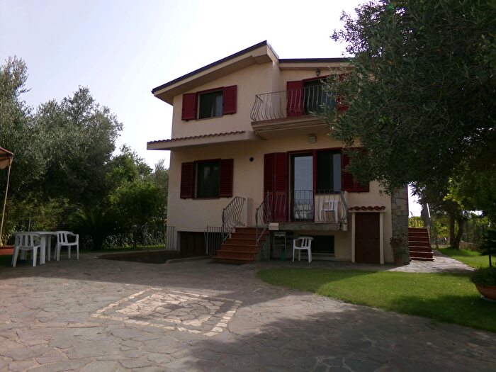 Casa con 7 locali in vendita in Elmas