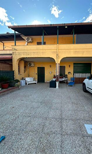 Casa quadrilocale in vendita in Castel Volturno