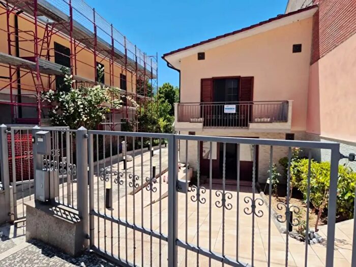 Casa con 9 locali in vendita in Via Fontana, Castel Di Ieri