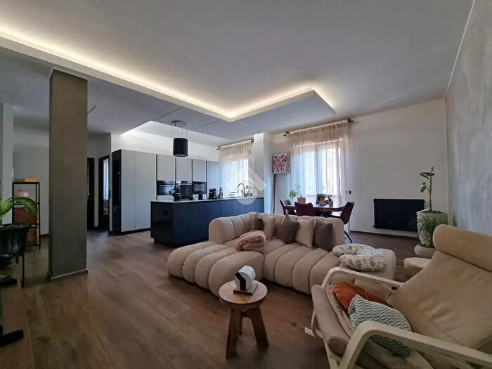 Appartamento trilocale in vendita in Via Donizetti, Carugate