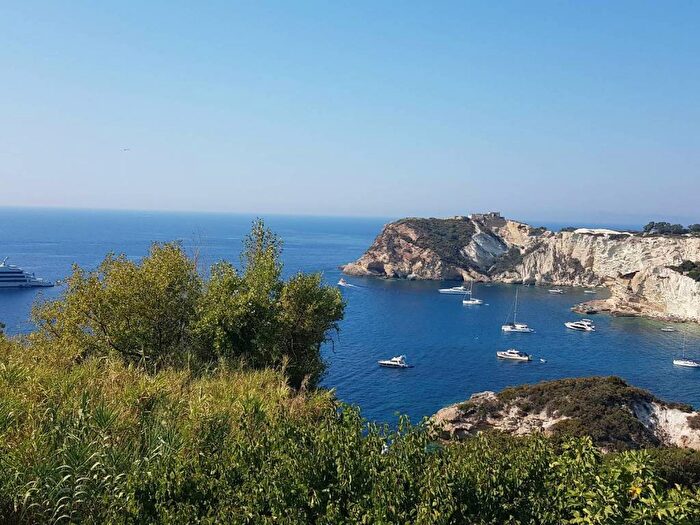 Appartamento trilocale in affitto in Via Chiesa, Le Forna, Ponza