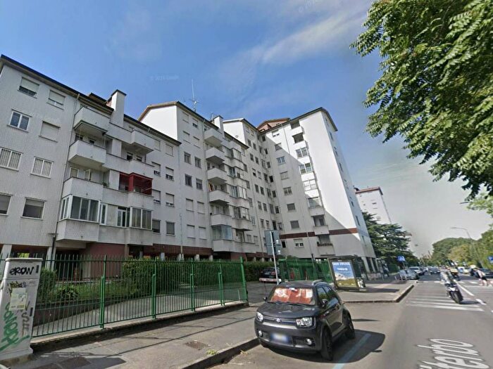 Appartamento trilocale in affitto in Via Viterbo, Bisceglie, Milano