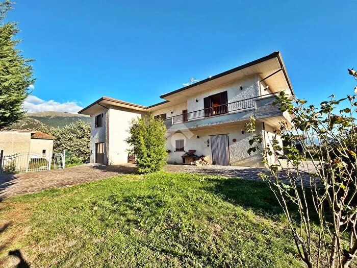 Casa con 8 locali in vendita in Località Casabionda, Costacciaro