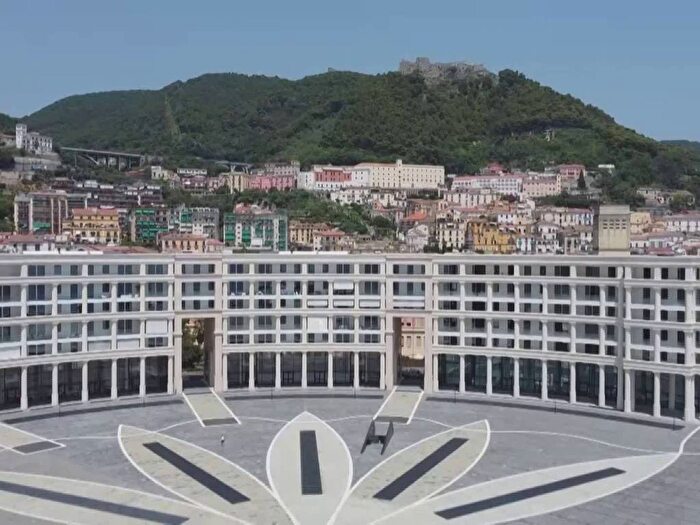 Appartamento trilocale in affitto in Via Alfonso Alvarez, Centro Storico Teatro Verdi, Salerno