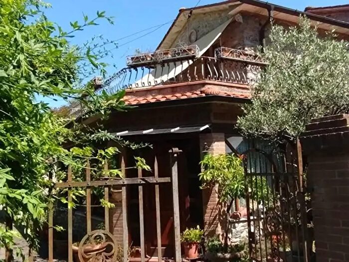 Casa con 5 locali in vendita in Massa