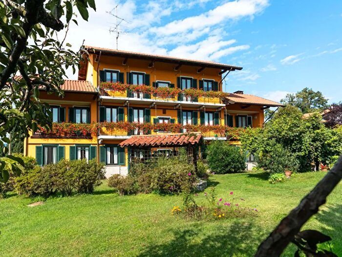 Casa con 6 locali in vendita in Via Mottarone, Oleggio Castello