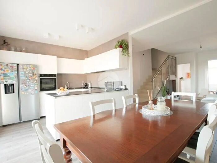Appartamento con 5 locali in vendita in Via Fracazzole, Verona