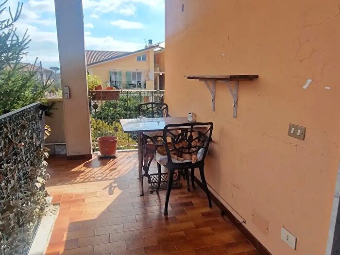 Casa con 7 locali in vendita in Massa