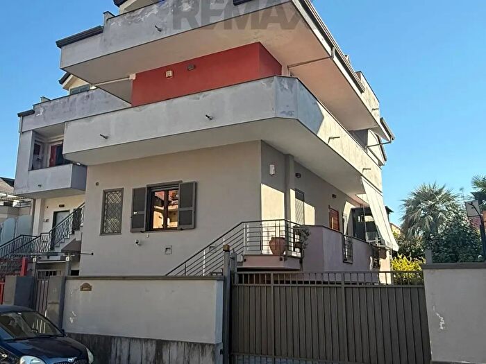 Casa con 6 locali in vendita in Giugliano In Campania