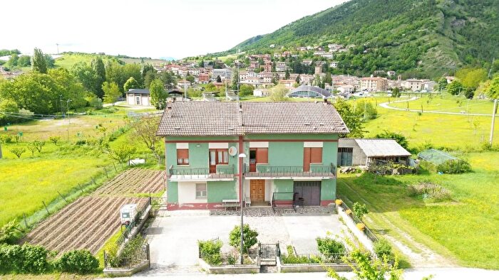Casa con 8 locali in vendita in Strada Provinciale di Rancana Scheggia E Pascelupo, Scheggia E Pascelupo