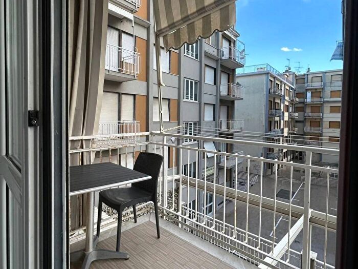 Appartamento trilocale in affitto in Via Lorenzo De Raymondi, Centro, Finale Ligure