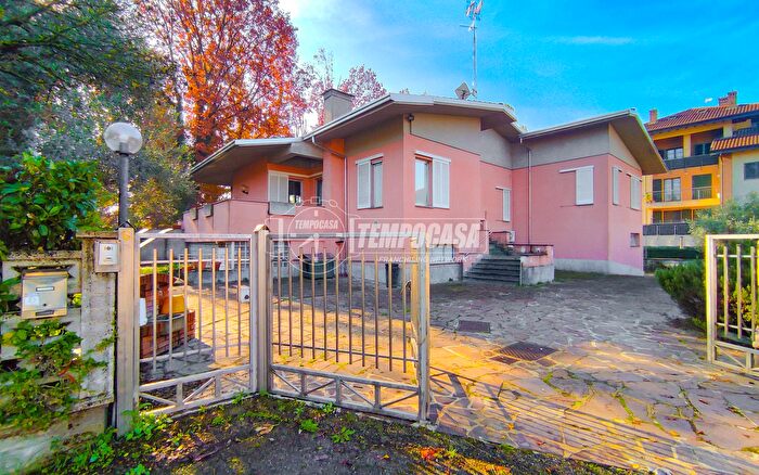 Casa con 6 locali in vendita in Via Fratelli Cervi, Pantigliate