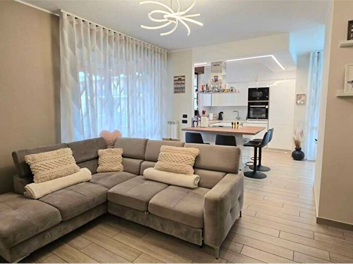 Appartamento quadrilocale in affitto in via friuli, Centro, Lainate