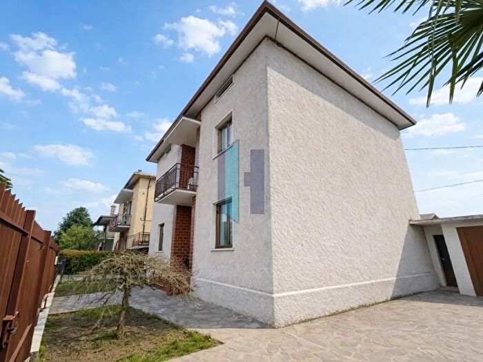 Casa con 6 locali in vendita in Via Palma Il Vecchio, Dalmine