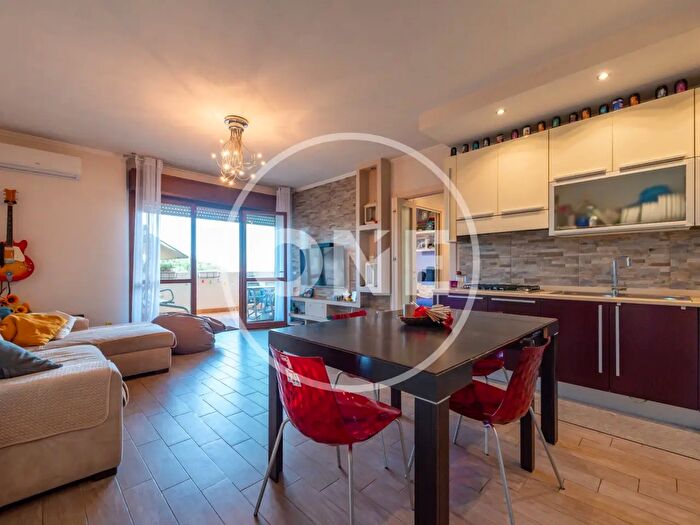 Appartamento trilocale in vendita in Via Mattè Trucco, Roma