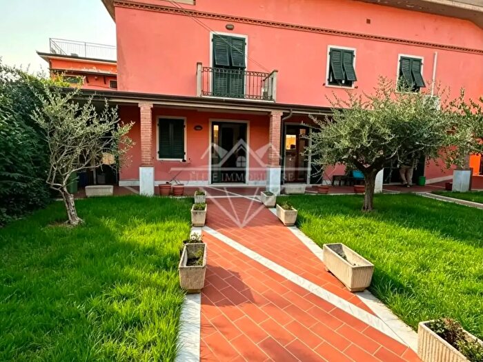 Casa con 10 locali in vendita in Carrara