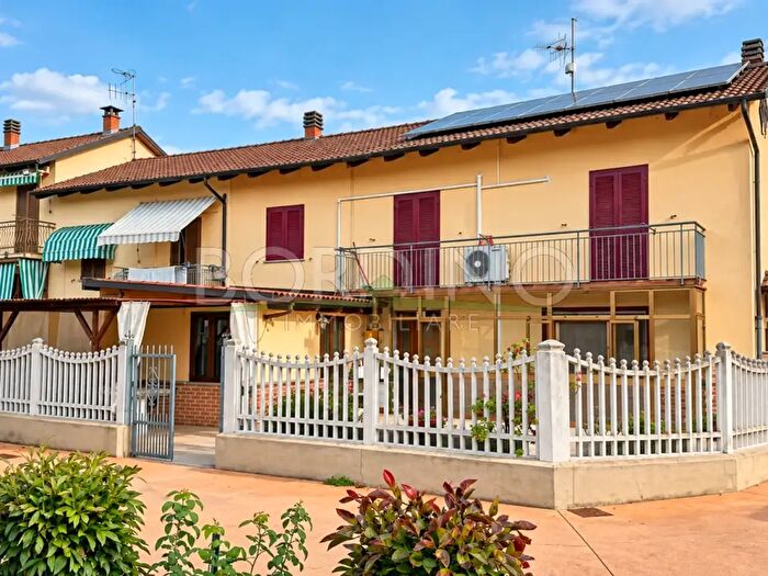 Casa con 6 locali in vendita in Via Tanaro Snc, Govone