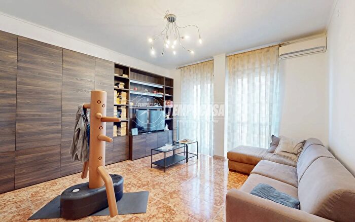 Appartamento trilocale in vendita in Via Mombarcaro, Torino