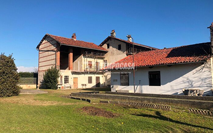 Casa con 8 locali in vendita in Ciconio