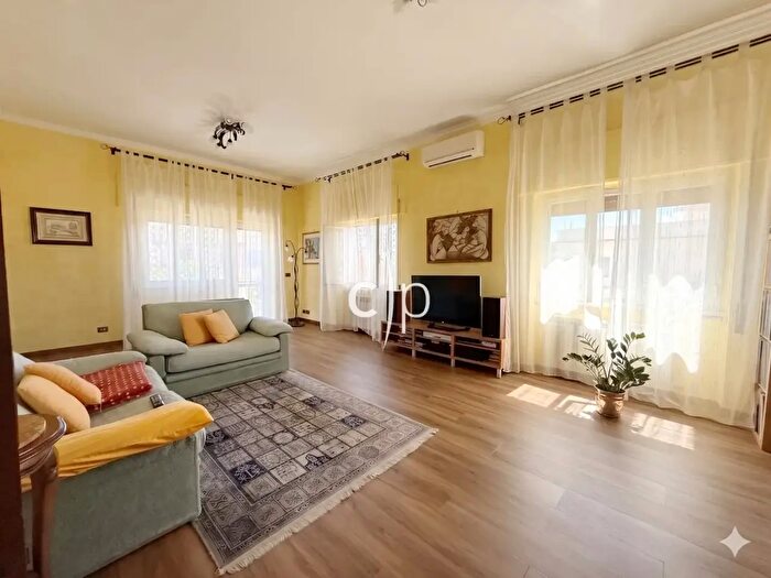 Appartamento con 5 locali in vendita in Via Fulda, Roma